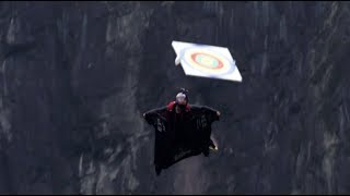 Wingsuit Flying Target Strike Wows Spectators in Central China screenshot 2