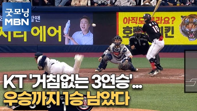 한국 축구 국가대표팀 선수들이 경기 중 공을 다투는 모습