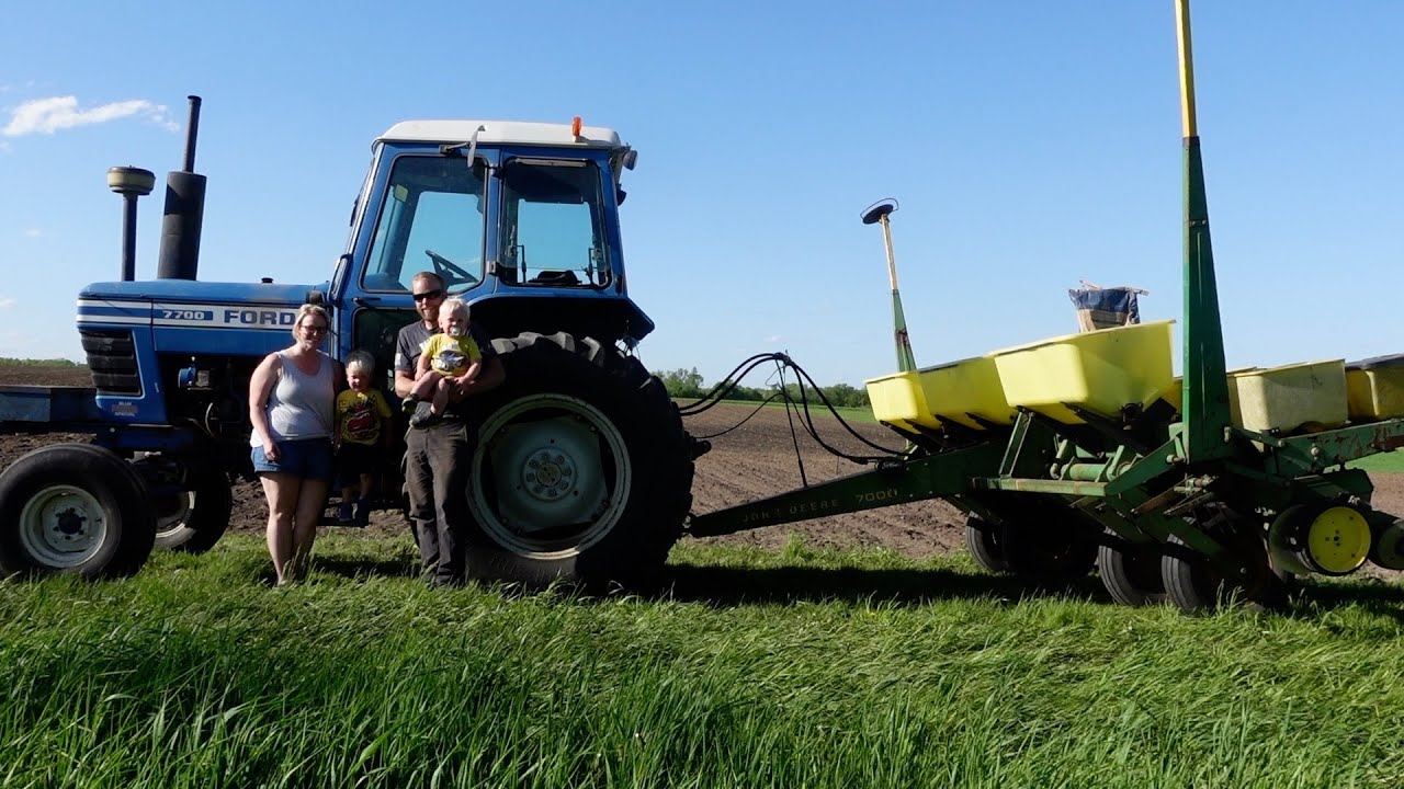 Посадите кукурузу! На оборудовании, которое старше нас! Наш трактор Ford 7700 тянет сеялку John D...