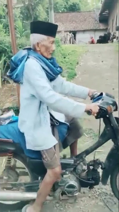 kakek lucu ,latihan sepeda