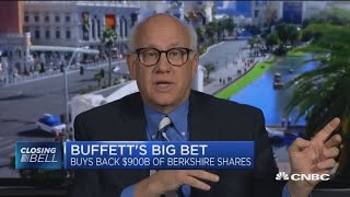 Expert thinks Buffett's Berkshire stock buyback means he's looking to buy a company