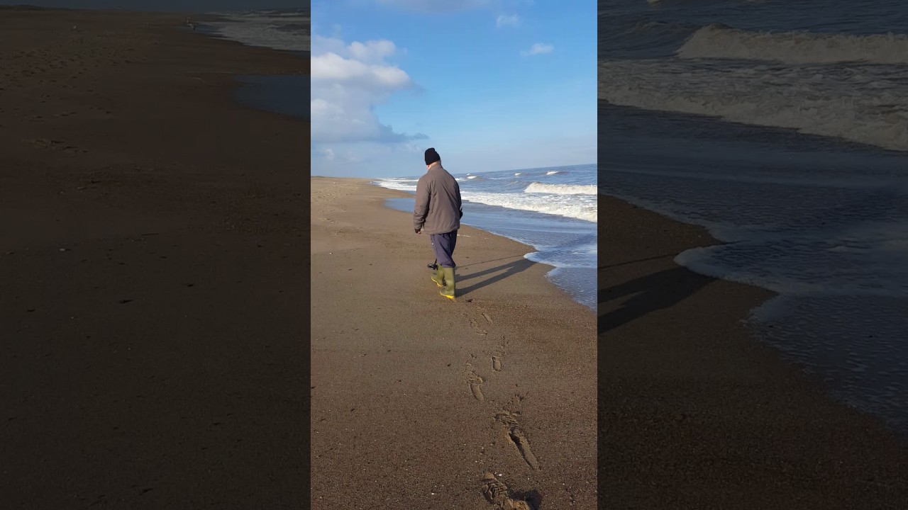 Paul Thompson trying to get macro racer to work on the beach!