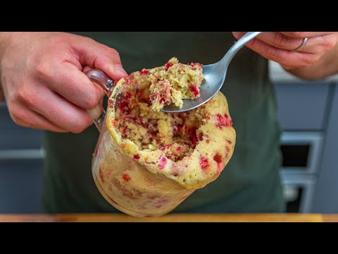 recette-de-mug-cake-aux-pralines-roses-et-aux-framboises.