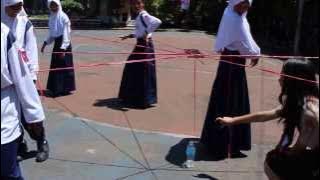 Welcome Party II : Game memasukan pensil ke botol beregu