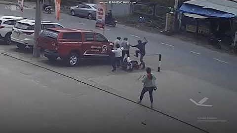 Người dân vây bắt nhóm giật dây chuyền bỏ xe để chạy