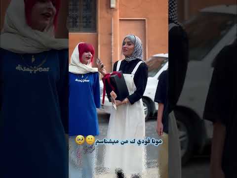 دختره مو قرمزيه چي ميگ