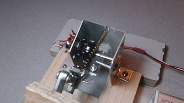 Pedal de acelerador com potenciómetro mecânico.