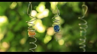 A simple tutorial to make a vintage marble wind spinner out of wire. It becomes an optical illusion in the garden. See the written 