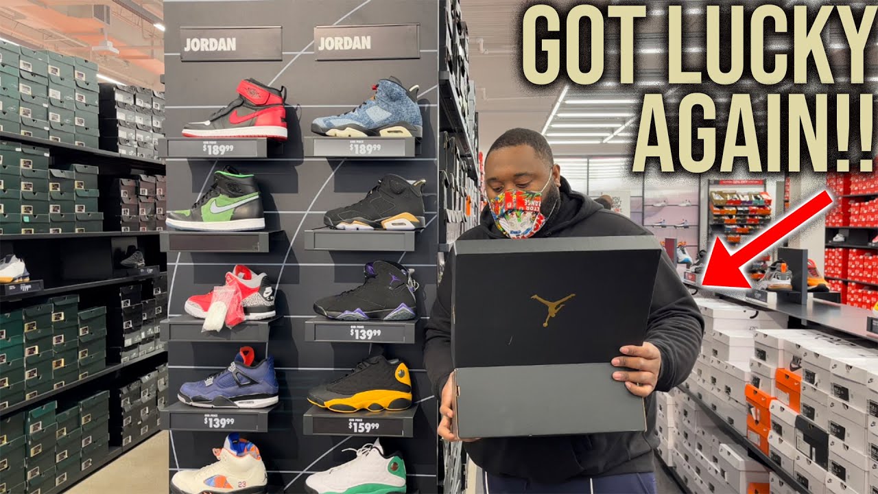 BUYING THE BEST SNEAKER AT NIKE OUTLET CHICAGO! BEST NIKE OUTLET IN THE  WORLD! - YouTube