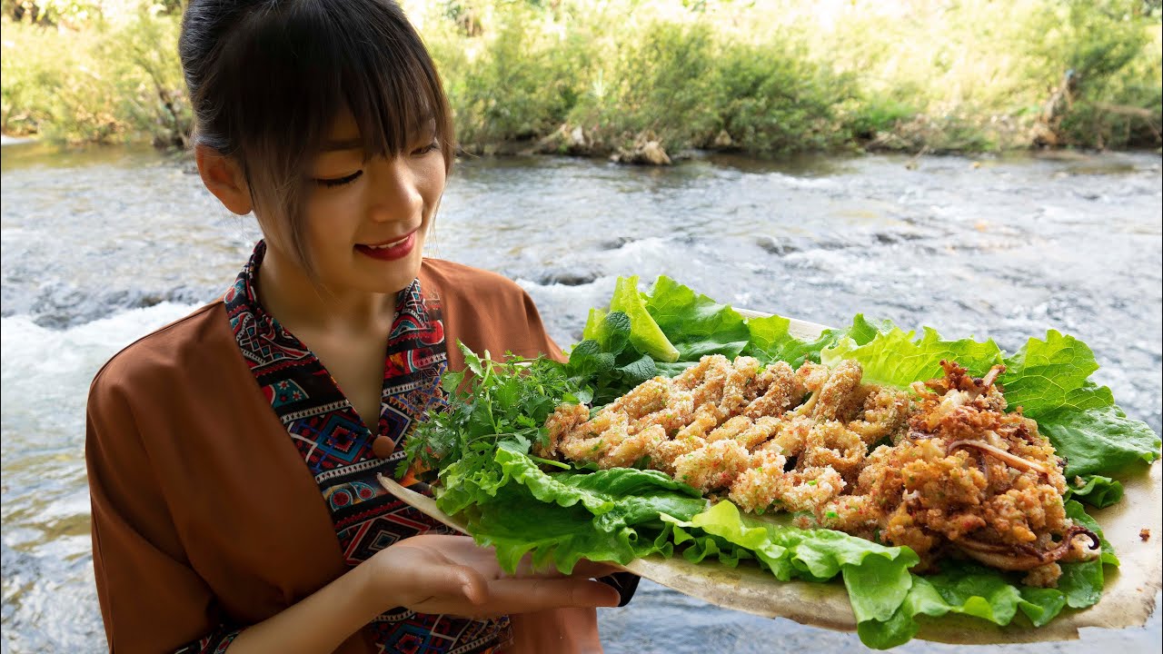CÔ GÁI LÀM MỰC CHIÊN BÊN RỪNG TRÚC - TRIỆU HUỆ COOKING - YouTube