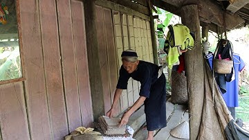 Công đoạn hong giấy của người Nùng An