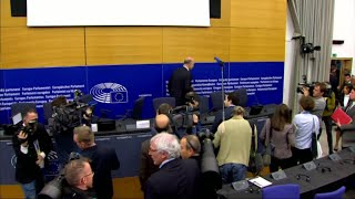 Tensions à Bruxelles: un eurodéputé italien écrase avec sa chaussure les notes de Moscovici