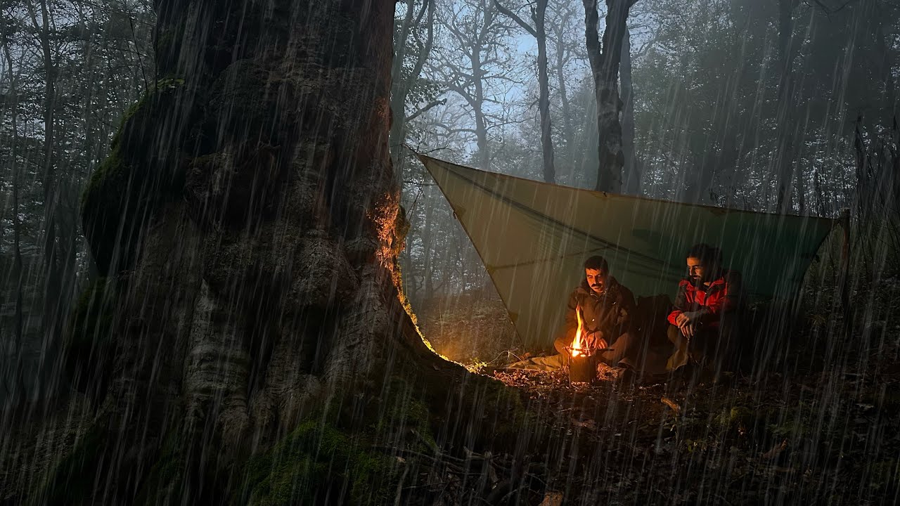 کمپینگ در مه و باران شدید بدون چادر | ASMR