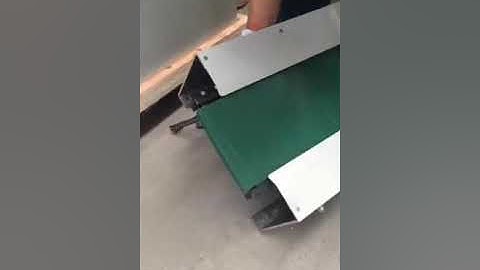 Conveyor chain connection for flow packing machine