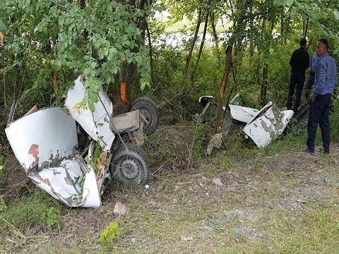 Ağdaşda dəhşətli qəza: maşın iki hissəyə bölündü