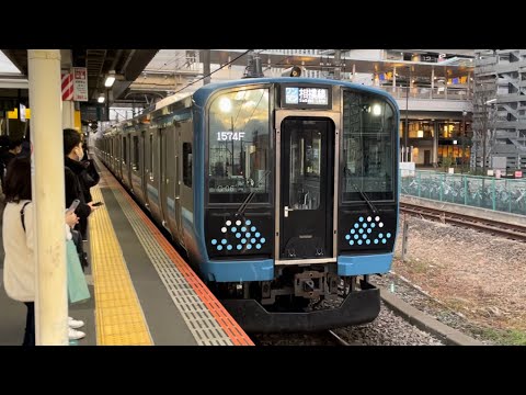 E131系500番台ｺﾂG-06編成がワンマン相模線茅ヶ崎行きとして海老名駅2番線に到着停車するシーン（1574F）2023.1.14