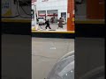 اعتداء على عامل محطة صب له احمر بدل الاخضر