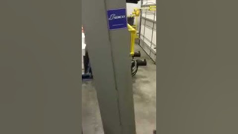 Vertical dock leveler in food distribution