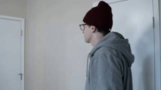 idubbbz opens a door