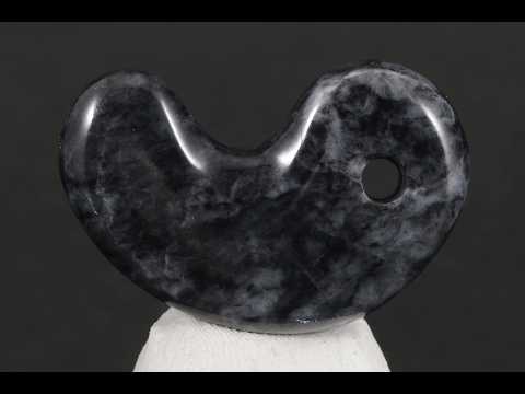 糸魚川　乳白灰黒 翡翠勾玉 糸魚川産 黒翡翠 勾玉 9.2g / Japanese Jadeite Magatama - YouTube