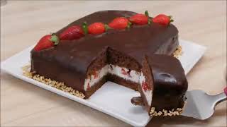 Voici un gros gateau au chocolat crème et a la fraise ✔ #gateau  #crème  #recette