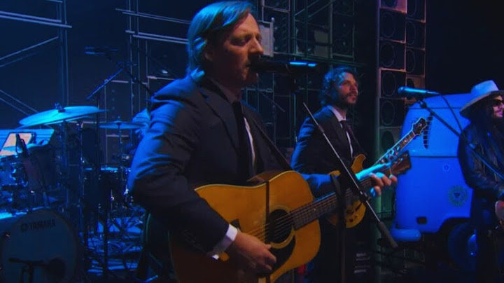 Sturgill Simpson’s Soul-Stirring Cover of ‘Ripple’ Brings Kennedy Honors Crowd to Tears