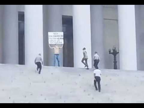 Arrestan a cubano que protestaba pacíficamente frente al Capitolio de La Habana