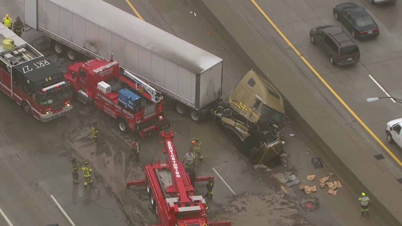 Semi crash shuts freeway - YouTube