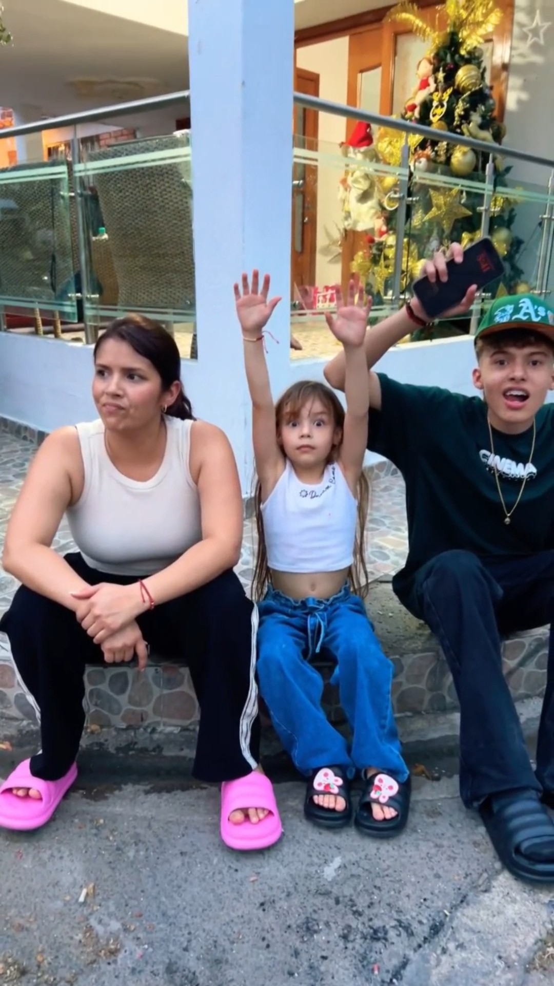 LEVANTE LA MANO LOS QUE ESTÁN DISPUESTA A PERDER A LOS ENEMIGOS ??#humor #cosasdefamilia #comedia