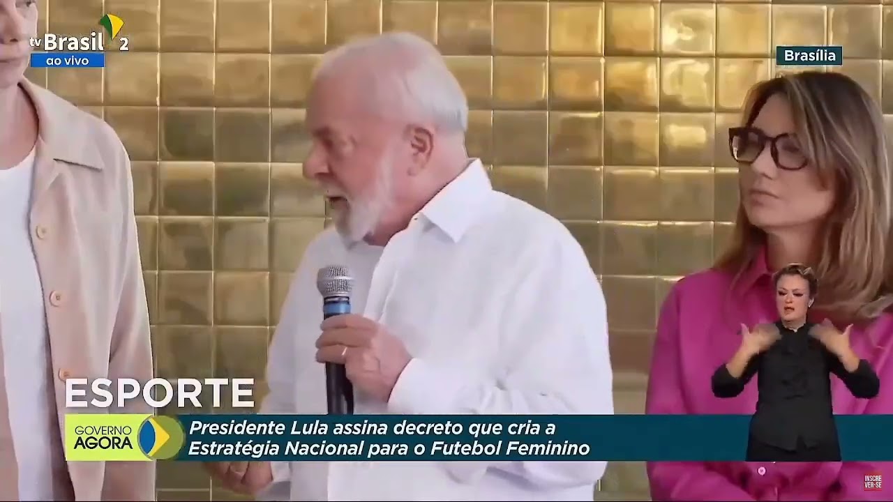 Em 1ª aparição após pneumonia, Lula recebe taça da Copa Feminina