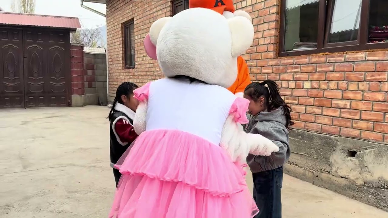 Кадамжай району Охна айылы 16.11.25 Энесинен неберелерине белек.