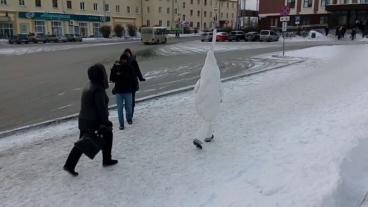 Голые девушки рядом с aвто фото Голая Девушка На Площади Первоуральска Фото