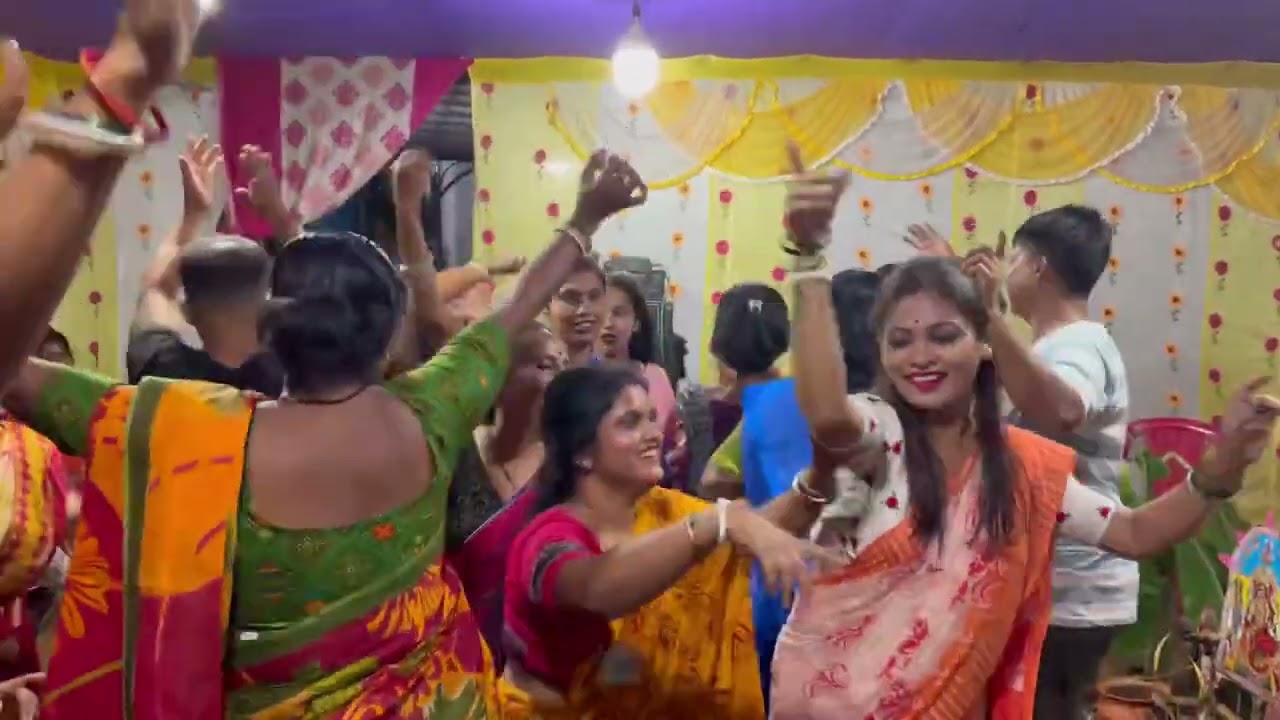 পূজায় উরাধুরা ডান্স বৌদিদের।