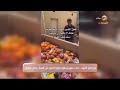 مع دخول الصيف.. شاب سعودي يقوم بتوزيع العصير على العمال بشكل عشوائي
