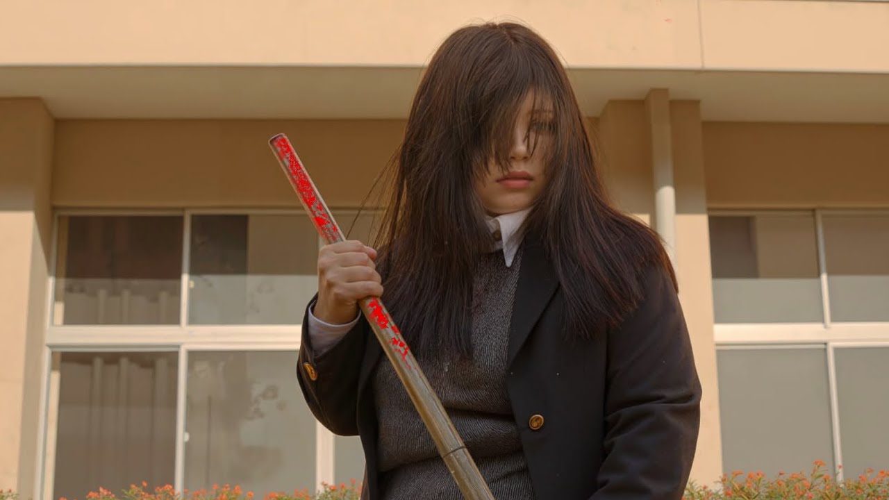 بنت تخينه وقبيحه كل الطلاب بيتنمروا عليها فبتقرر تسرق حياه اجمل واشهر بنت في المدرسه ملخص مسلسل