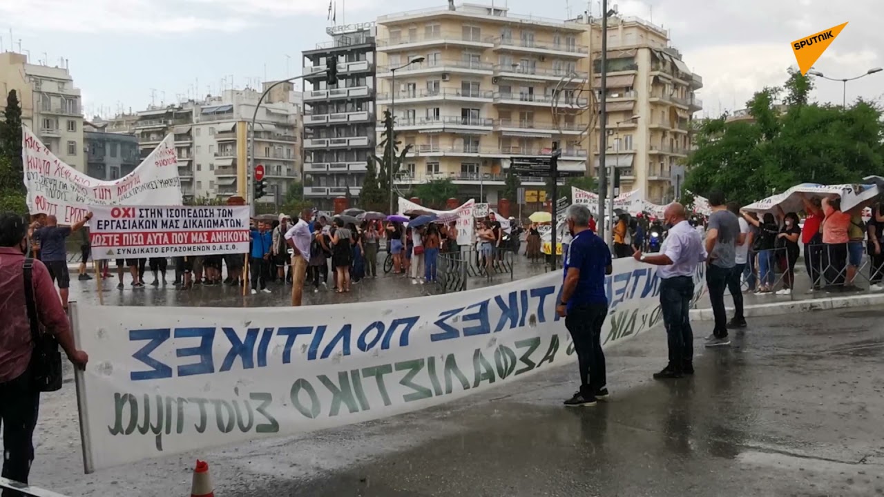 Δυνατή βροχή κατά τη διάρκεια της πορείας ενάντια στο εργασιακό νομοσχέδιο στη Θεσσαλονίκη