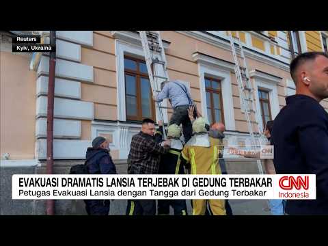 Evakuasi Dramatis Lansia Terjebak di Gedung Terbakar