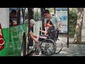 When a girl in wheelchair encounters difficulties in taking bus... 当轮椅姑娘独自乘公交，会发生什么？最后那个小女孩太懂事了！