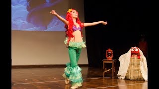 Menina canta, dança na ponta e interpreta Ariel: 