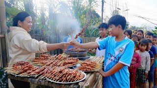 Download Lagu Full of energy for a new day: Dan makes delicious grilled meat skewers to sell on winter days MP3