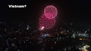 Mãn nhãn trước màn pháo hoa chào năm mới tại hồ Hoàn Kiếm - Hà Nội. screenshot 1