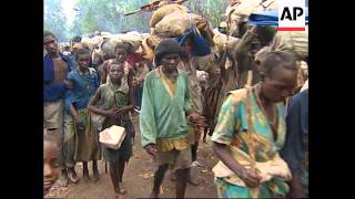 ZAIRE: RWANDAN HUTU REFUGEES POUR INTO THE UBUNDU CAMP Resimi