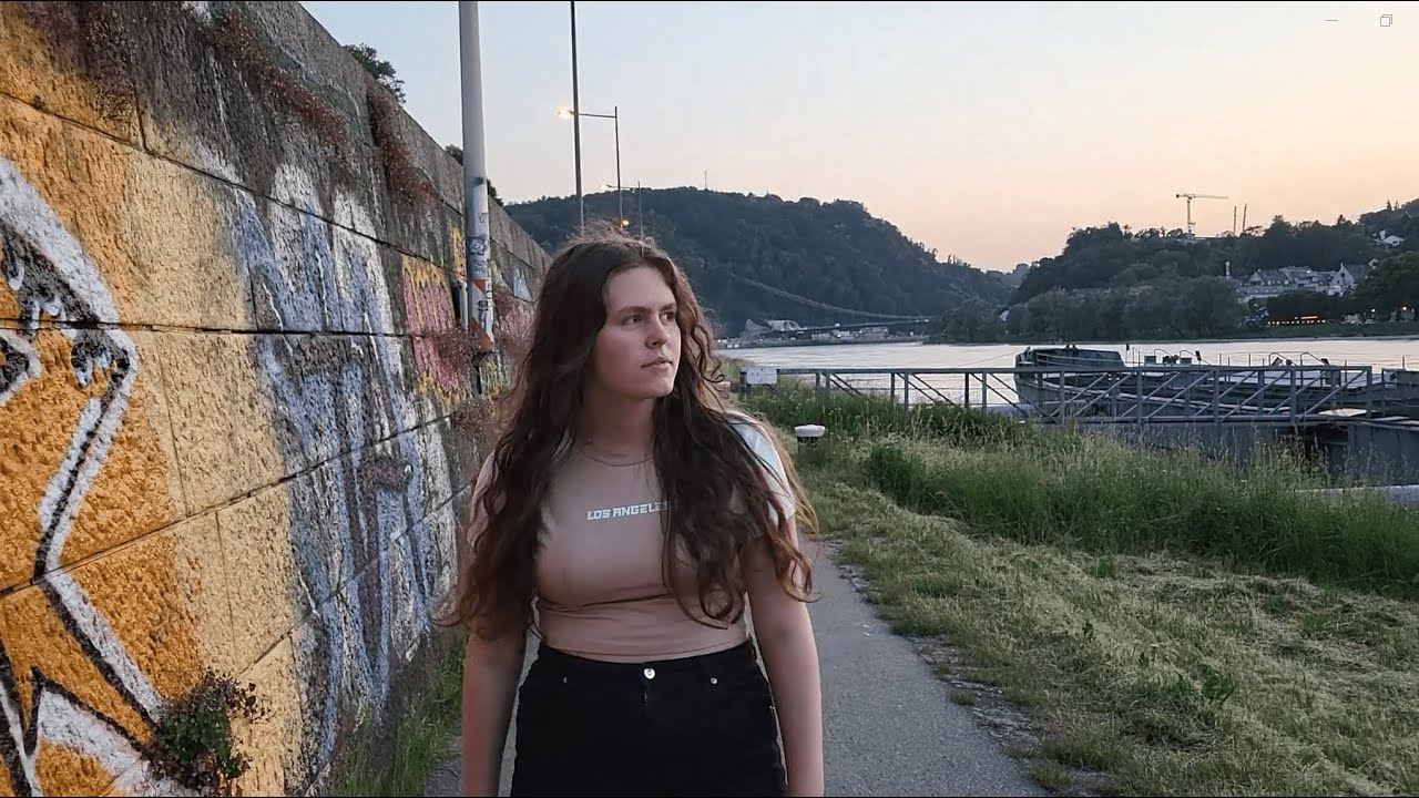 Romana - Worte (Official Music Video) auf YouTube ansehen Romana - Worte (Official Music Video) auf YouTube ansehen