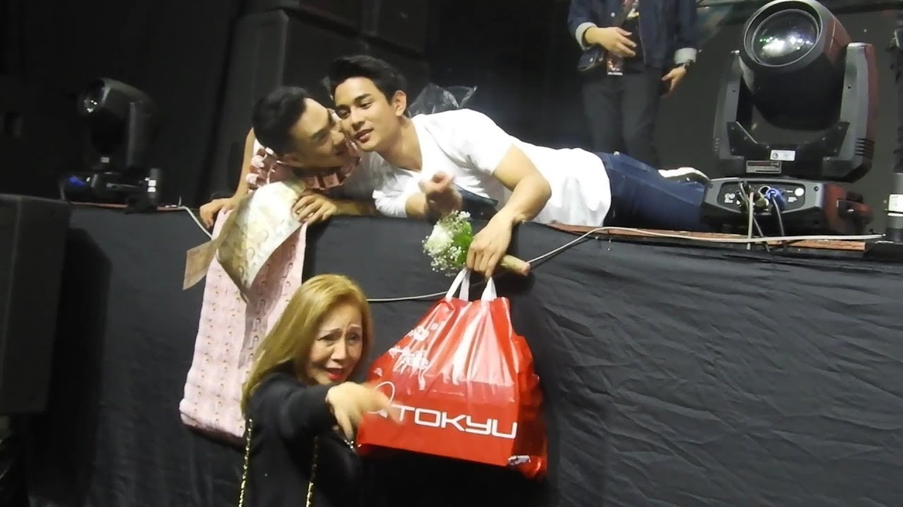 GuN_รับดอกไม้ & ของขวัญ หลัง CON_7 Wonders Concert 2018 @ Royal Paragon Hall_(24-6-61)