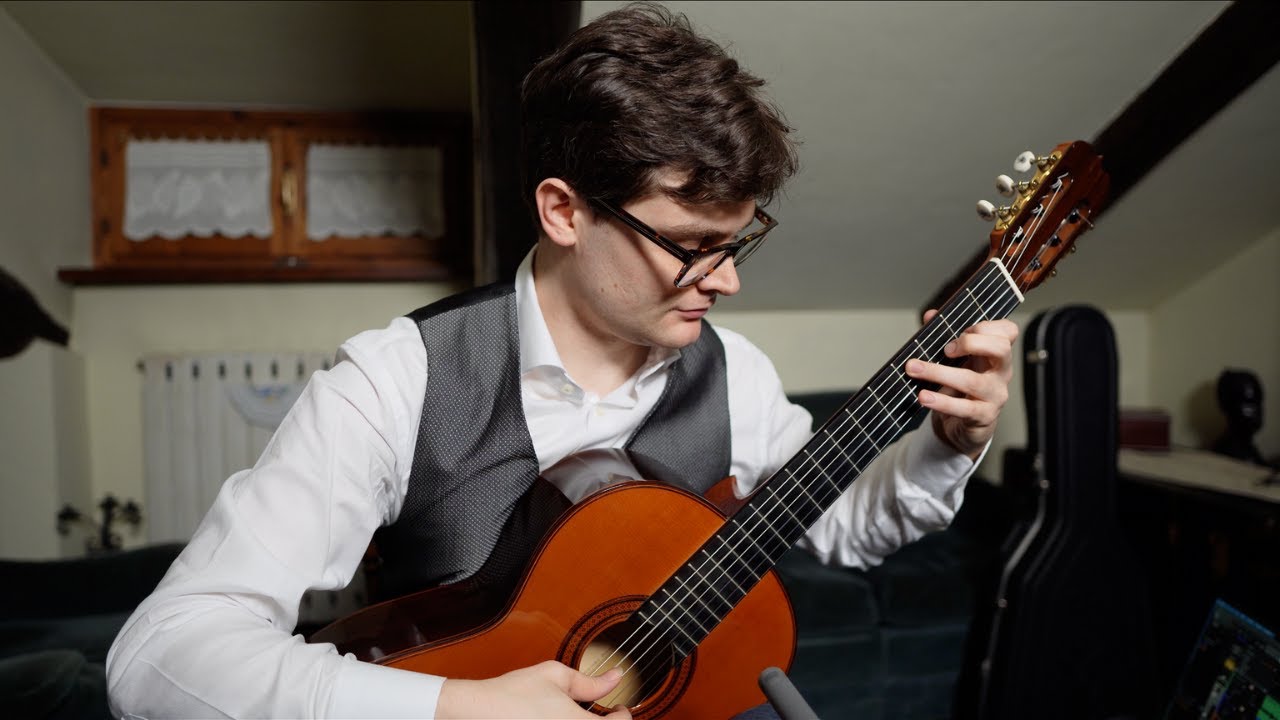 Gregorio Fracchia plays "Sarabanda", from Suite in A Minor by M. M. Ponce