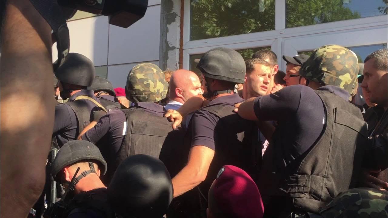 Тц тверской пассаж. Рейдерский захват колхоза. Рейдерский захват валдберис новости. Рейдерский захват фото. Рейдерский захват домов.