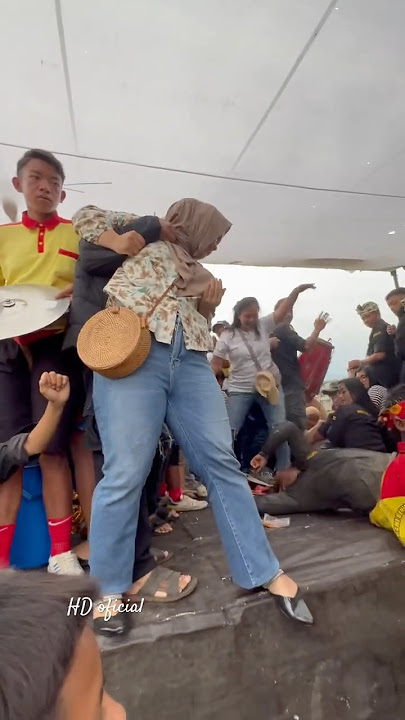 Cewek hijaber ketakutan sama kuda lumping!!!!!seni benjang mekar budaya