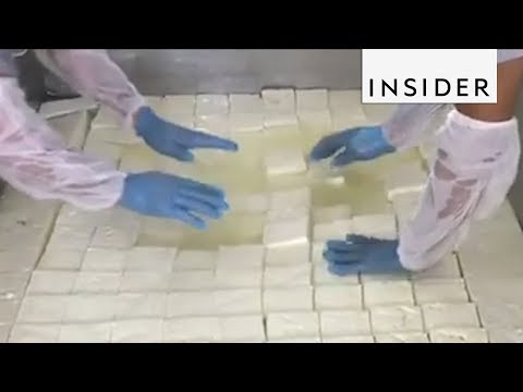 Video: Vyrábí ještě sýr liederkranz?
