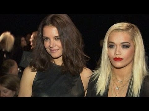 Video: Katie Holmes se mihla na módní přehlídce Donna Karan