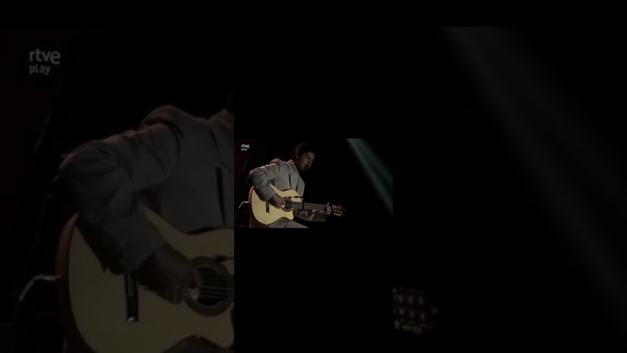 Alfred García canta "Els teus ulls" en el Teatro Alameda de Sevilla del 